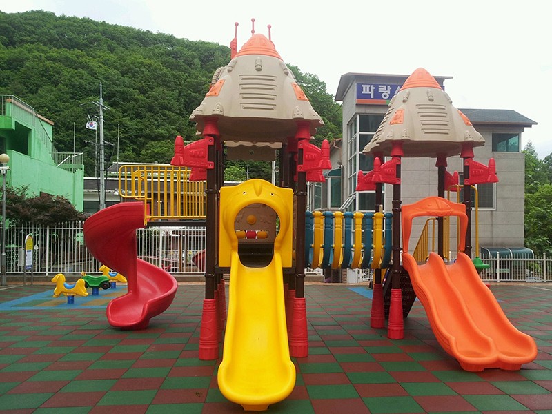 戶外塑料滑梯案例.jpg 戶外塑料滑梯案例.jpg