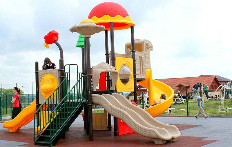 兒童戶外大型組合滑梯案例 (2).jpg 兒童戶外大型組合滑梯案例 (2).jpg